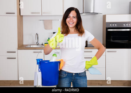 Donna felice mettendo utensili in lavastoviglie per la pulizia Foto stock -  Alamy