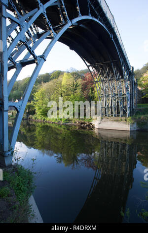 Il ponte in ferro, un 30 metri di ghisa ponte che ha aperto nel 1781 in townof Ironbridge sul fiume Severn vicino a Telford in Shropshire Foto Stock