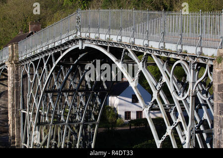 Il ponte in ferro, un 30 metri di ghisa ponte che ha aperto nel 1781 in townof Ironbridge sul fiume Severn vicino a Telford in Shropshire Foto Stock