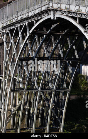 Il ponte in ferro, un 30 metri di ghisa ponte che ha aperto nel 1781 in townof Ironbridge sul fiume Severn vicino a Telford in Shropshire Foto Stock