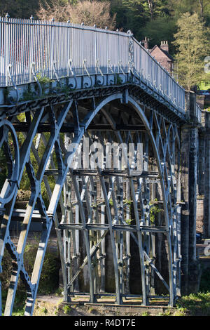 Il ponte in ferro, un 30 metri di ghisa ponte che ha aperto nel 1781 in townof Ironbridge sul fiume Severn vicino a Telford in Shropshire Foto Stock