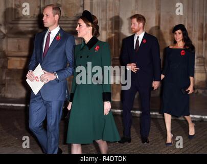 Immagine :©concesso in licenza a Ho-Immagini foto agenzia. 11/11/2018. Londra, Regno Unito. Ricordo la domenica e il centenario dell'armistizio. Queen Elizabeth II accompagnati da membri della famiglia reale tra cui il principe Charles, Principe di Galles e Camilla, la duchessa di Cornovaglia, il principe William, duca di Cambridge e Catherine, la Duchessa di Cambridge, il principe Harry, il Duca di Sussex e Meghan, duchessa di Sussex , lasciando dopo un servizio per il centenario dell'Armistizio presso l Abbazia di Westminster a Londra foto da Andrew Parsons Parsons / Media Foto Stock
