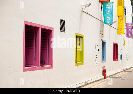 Muro Bianco con finestre colorate Foto Stock