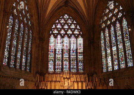 Vetrata (EST) alla Cattedrale di Wells, una chiesa anglicana. È dedicata a Sant'Andrea Apostolo. Pozzetti, Somerset, Inghilterra, Regno Unito. Foto Stock