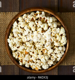 Popcorn con formaggio, aglio e origano Foto Stock