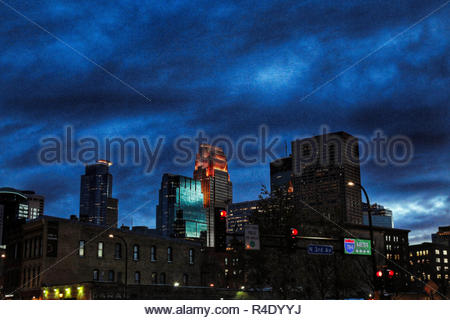 Il centro di Minneapolis skyline notturno, come visto da Washington e terza Avenue nord, nord Loop di Minneapolis