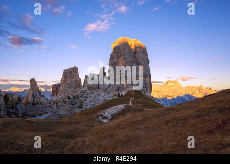 Le Cinque Torri formazione di roccia sotto il sole di sera, Alpi dolomitiche Foto Stock