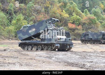 Pocheon, Corea del Sud - Multiple Launch Rocket System (LMR) il suo equipaggio da Alfa batteria, 6° Battaglione, 37th campo reggimento di artiglieria, 210th campo brigata di artiglieria impostare la cottura di un punto interno alla cassetta di sicurezza per accertarsi che il razzo terre dove si suppone, Ott 25, valle del razzo a Pocheon. La cassetta di sicurezza descrive i su, giù, a sinistra e a destra i limiti e l'angolo in corrispondenza del quale un razzo può essere licenziato. Foto Stock