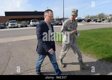 Col. Renzo Anderson, la 119Intelligence sorveglianza Gruppo di ricognizione Commander, destra conduce a Nord Dakota Lt. Gov. Brent Sanford, su una base organizzativa tour presso il North Dakota Air National Guard Base, Fargo, N.D., 2 maggio 2017. Foto Stock