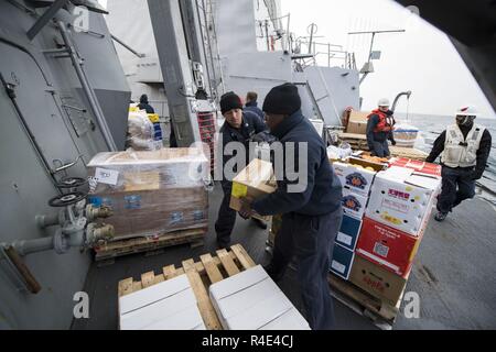 Pacifico occidentale (1 maggio 2017) marinai spostare i negozi durante un rifornimento in mare a bordo di Arleigh Burke-class guidato-missile destroyer USS Michael Murphy (DDG 112). Gli Stati Uniti Marina ha pattugliato il Indo-Asia-Pacifico di routine per più di 70 anni regionale di promozione della pace e della sicurezza. Foto Stock
