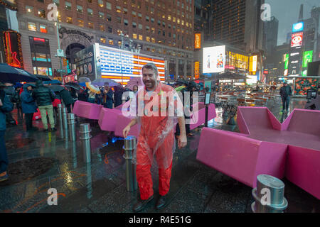 New York, Stati Uniti d'America. 26 Novembre, 2018. Esplorazione dello spazio appassionati brave versando pioggia in Times Square a New York per guardare la Nasa la copertura dal vivo di atterraggio del Mars Lander InSight di lunedì, 26 novembre 2018. Il lander InSight sopravvissuto di Nasa auto-proclamato "sette minuti di terrore' nel caso in cui la sonda è rallentata da 12.300 mph a 5 mph nello spazio di 7 minuti per l'atterraggio su Marte. Durante questo periodo di tempo il mestiere doveva fare affidamento sulla sua pre-istruzioni programmate dal momento che esso non poteva essere guidato dalla Nasa. (Â© Richard B. Levine) Credito: Richard Levine/Alamy Live News Foto Stock