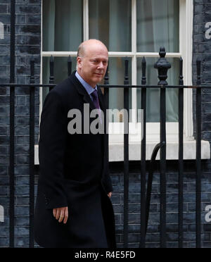 Londra, Regno Unito. 26 Nov, 2018. British Segretario dei trasporti Chris Grayling lascia 10 Downing Street dopo una riunione del gabinetto di Londra, Regno Unito, su nov. 26, 2018. Il Britannico il voto del Parlamento sulla trattativa Brexit è prevista per il 11 dicembre, il Primo Ministro britannico Theresa Maggio ha confermato il lunedì. Credito: Han Yan/Xinhua/Alamy Live News Foto Stock