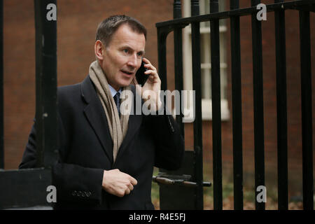 Londra, Regno Unito. 26 Nov, 2018. Segretario degli esteri britannico Jeremy Hunt arriva al 10 di Downing Street per una riunione del gabinetto di Londra, Regno Unito, su nov. 26, 2018. Il Britannico il voto del Parlamento sulla trattativa Brexit è prevista per il 11 dicembre, il Primo Ministro britannico Theresa Maggio ha confermato il lunedì. Credito: Tim Irlanda/Xinhua/Alamy Live News Foto Stock