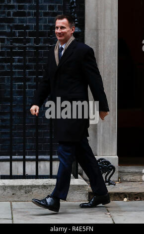 Londra, Regno Unito. 26 Nov, 2018. Segretario degli esteri britannico Jeremy Hunt lascia 10 Downing Street dopo una riunione del gabinetto di Londra, Regno Unito, su nov. 26, 2018. Il Britannico il voto del Parlamento sulla trattativa Brexit è prevista per il 11 dicembre, il Primo Ministro britannico Theresa Maggio ha confermato il lunedì. Credito: Han Yan/Xinhua/Alamy Live News Foto Stock