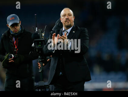 Turf Moor, Burnley, Regno Unito. 26 Nov, 2018. EPL Premier League Football, Burnley contro il Newcastle United; Newcastle United manager Rafa Benitez elogia la squadra di fans alla fine del gioco Credito: Azione Sport Plus/Alamy Live News Foto Stock