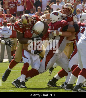 San Francisco, California, Stati Uniti d'America. 7 Sep, 2008. San Francisco 49ers linebacker Parys Haralson sacchi Arizona Cardinals quarterback Kurt Warner domenica 7 settembre, 2008 al Candlestick Park di San Francisco, California. I Cardinali sconfitto il 49ers 23-13. Credito: Al di Golub/ZUMA filo/Alamy Live News Foto Stock