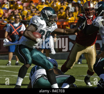 San Francisco, California, Stati Uniti d'America. Xii oct, 2008. Philadelphia Eagles running back Correll Buckhalter #28 con la sfera domenica 12 ottobre, 2008 al Candlestick Park di San Francisco, California. Aquile sconfitto il 49ers 40-26. Credito: Al di Golub/ZUMA filo/Alamy Live News Foto Stock