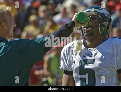 San Francisco, California, Stati Uniti d'America. Xii oct, 2008. Philadelphia Eagles quarterback Donovan McNabb #5 ottenere drink dal trainer domenica 12 ottobre, 2008 al Candlestick Park di San Francisco, California. Aquile sconfitto il 49ers 40-26. Credito: Al di Golub/ZUMA filo/Alamy Live News Foto Stock