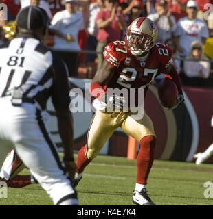 San Francisco, California, Stati Uniti d'America. Xvi Nov, 2008. San Francisco 49ers cornerback Walt Harris #27 corre con sfera di intercettazione dopo la domenica, 16 novembre 2008 a Candlestick Park di San Francisco, California. Il 49ers sconfitto i montoni 35-16. Credito: Al di Golub/ZUMA filo/Alamy Live News Foto Stock