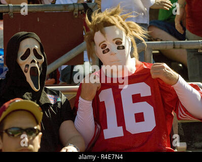 San Francisco, California, Stati Uniti d'America. 26 ott 2008. 49er tifosi festeggiare Halloween domenica 26 ottobre, 2008 al Candlestick Park di San Francisco, California. Seahawks sconfitto il 49ers 34-13. Credito: Al di Golub/ZUMA filo/Alamy Live News Foto Stock