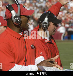 San Francisco, California, Stati Uniti d'America. 26 ott 2008. Capo allenatore Mike Singletary cortecce dell istruzione con coordinatore offensivo domenica 26 ottobre, 2008 al Candlestick Park di San Francisco, California. Seahawks sconfitto il 49ers 34-13. Credito: Al di Golub/ZUMA filo/Alamy Live News Foto Stock