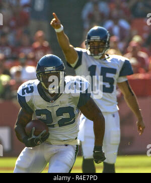 San Francisco, California, Stati Uniti d'America. 26 ott 2008. Seattle Seahawks quarterback Seneca Wallace #15 punto lo era per Julius Jones #22 Domenica 26 Ottobre, 2008 al Candlestick Park di San Francisco, California. Seahawks sconfitto il 49ers 34-13. Credito: Al di Golub/ZUMA filo/Alamy Live News Foto Stock