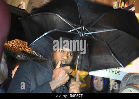 Queens, a New York, Stati Uniti d'America. 26 Nov 2018 in una piovosa Cyber Lunedì, New York City membro del Consiglio Jumaane D. Williams parla di manifestanti vicino al sito di Amazon la proposta di un nuovo quartier generale di New York durante una manifestazione contro il progetto. Le loro obiezioni includono 2,5 miliardi di dollari nello Stato di New York di sovvenzioni per il progetto e la paura che vi farà male industria esistente e aumentare il costo dell'alloggiamento. Credito: Joseph Reid/Alamy Live News Foto Stock