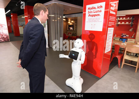 Bremen, Germania. Xvi Nov, 2018. Alexander Löde, capo del distretto ramo della Sparkasse Bremen-Neustadt, parla al robot 'Luna Pepe'. Il robot dovrebbe accogliere i clienti, il loro supporto e chiacchierare un po' con loro. Credito: Carmen Jaspersen/dpa/Alamy Live News Foto Stock