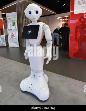 Bremen, Germania. Xvi Nov, 2018. Il robot "Luna Pepe' sorge nel quartiere ramo della Sparkasse Bremen-Neustadt e ascolta ciò che è richiesto. Il robot dovrebbe accogliere i clienti, il loro supporto e chiacchierare un po' con loro. Credito: Carmen Jaspersen/dpa/Alamy Live News Foto Stock