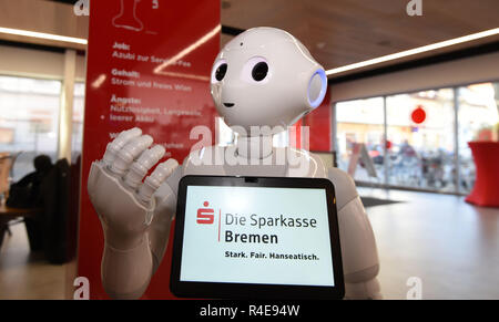 Bremen, Germania. Xvi Nov, 2018. Il robot "Luna Pepe' sorge nel quartiere ramo della Sparkasse Bremen-Neustadt e ascolta ciò che è richiesto. Il robot dovrebbe accogliere i clienti, il loro supporto e chiacchierare un po' con loro. Credito: Carmen Jaspersen/dpa/Alamy Live News Foto Stock