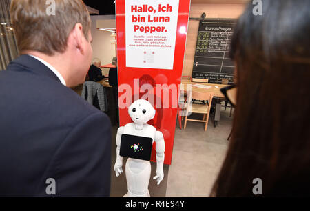 Bremen, Germania. Xvi Nov, 2018. Alexander Löde, capo del distretto ramo della Sparkasse Bremen-Neustadt, parla al robot 'Luna Pepe'. Il robot dovrebbe accogliere i clienti, il loro supporto e chiacchierare un po' con loro. Credito: Carmen Jaspersen/dpa/Alamy Live News Foto Stock