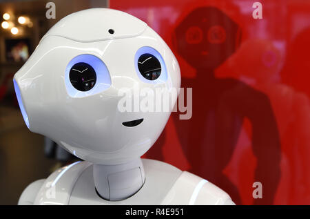 Bremen, Germania. Xvi Nov, 2018. Il robot "Luna Pepe' sorge nel quartiere ramo della Sparkasse Bremen-Neustadt e ascolta ciò che è richiesto. Il robot dovrebbe accogliere i clienti, il loro supporto e chiacchierare un po' con loro. Credito: Carmen Jaspersen/dpa/Alamy Live News Foto Stock