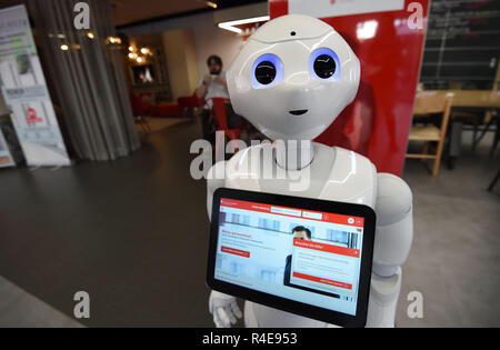 Bremen, Germania. Xvi Nov, 2018. Il robot "Luna Pepe' sorge nel quartiere ramo della Sparkasse Bremen-Neustadt e ascolta ciò che è richiesto. Il robot dovrebbe accogliere i clienti, il loro supporto e chiacchierare un po' con loro. Credito: Carmen Jaspersen/dpa/Alamy Live News Foto Stock