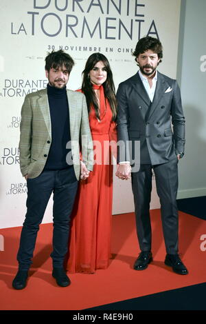 L'attrice Adriana Ugarte e Alvaro morte con il regista Oriol Paulo a photocall di premiere film ' duranti la tormenta ' a Madrid lunedì , 26 novembre 2018 Foto Stock