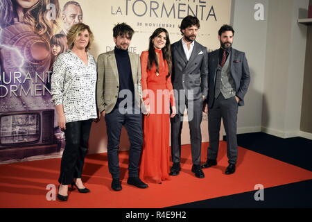 L'attrice Adriana Ugarte e Alvaro morte con il regista Oriol Paulo a photocall di premiere film ' duranti la tormenta ' a Madrid lunedì , 26 novembre 2018 Foto Stock