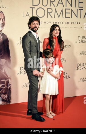 L'attrice Adriana Ugarte e Alvaro morte con il regista Oriol Paulo a photocall di premiere film ' duranti la tormenta ' a Madrid lunedì , 26 novembre 2018 Foto Stock