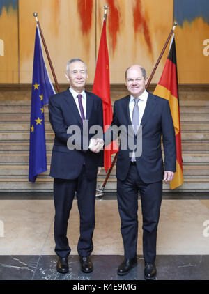 Berlino, Germania. 26 Nov, 2018. Chinese Vice Premier Liu He (L) incontra il tedesco con il vice cancelliere e ministro delle finanze Olaf Scholz a Berlino, capitale della Germania, nov. 26, 2018. Credito: Shan Yuqi/Xinhua/Alamy Live News Foto Stock