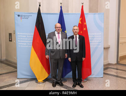 Berlino, Germania. 26 Nov, 2018. Chinese Vice Premier Liu He (R) soddisfa con Peter Altmaier, ministro tedesco degli affari economici e l'energia, a Berlino, capitale della Germania, nov. 26, 2018. Credito: Shan Yuqi/Xinhua/Alamy Live News Foto Stock