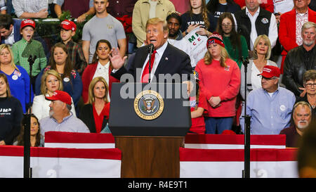 Biloxi, Mississippi, Stati Uniti d'America. 26 Nov, 2018. Presidente Donald Trump in Biloxi Mississippi. per i rally a sostegno del Sen. Cindy Hyde-Smith. Il run-off elezione contro Mike Espy per gli Stati Uniti Senato nel Mississippi l'27 novembre 2018. Credito: Tom Pumphret/Alamy Live News Foto Stock