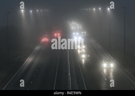 Flintshire, il Galles del Nord, 27 novembre 2018. Regno Unito: Meteo temperature di congelamento e di condizioni di nebbia in alcune parti del Regno Unito oggi con l'avvio della tempesta Diana rendendo il suo modo NEL REGNO UNITO entro le prossime ore. Gli automobilisti di affrontare i difficili e pericolose condizioni di guida lungo la A55 autostrada vicino Halkyn nel mezzo di una pesante velatura Credito: DGDImages/Alamy Live News Foto Stock