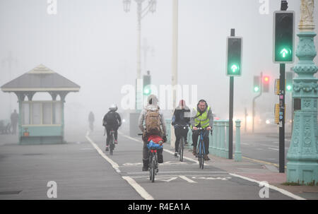 Brighton, Regno Unito. 27 Nov, 2018. I ciclisti fanno la loro strada lungo la Brighton Seafront nella fitta nebbia questa mattina ma più mite e umido è Meteo previsioni per la Gran Bretagna nei prossimi giorni di credito: Simon Dack/Alamy Live News Foto Stock