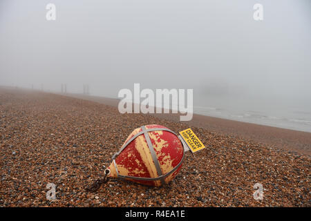 Brighton, Regno Unito. 27 Nov, 2018. Una fitta nebbia sulla spiaggia di Brighton e dal lungomare dal Molo Ovest di Brighton questa mattina ma più mite e umido è Meteo previsioni per la Gran Bretagna nei prossimi giorni di credito: Simon Dack/Alamy Live News Foto Stock