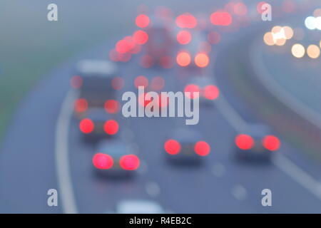 Leeds, West Yorkshire, Regno Unito. Il 27 novembre 2018. Gli automobilisti battaglia attraverso una fitta nebbia sul loro tragitto durante le ore di punta sull'autostrada M1 a Leeds. Foto Stock