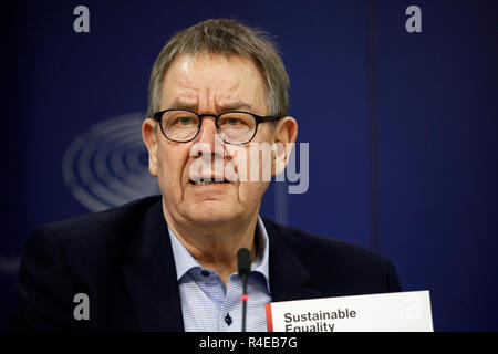 Bruxelles, Belgio. 27 nov. 2018. Poul Nyrup Rasmussen, ex primo ministro della Danimarca parla ai media durante la presentazione della relazione della commissione indipendente per la gestione sostenibile della parità nel Parlamento europeo. Credito: ALEXANDROS MICHAILIDIS/Alamy Live News Foto Stock