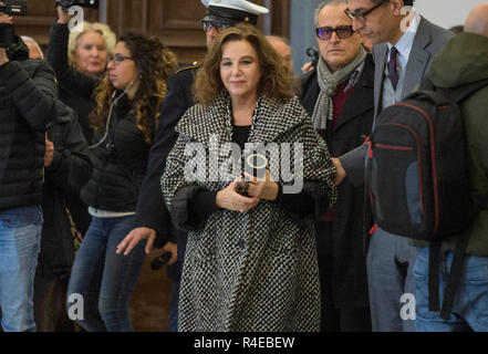 Foto LaPresse - Andrea Panegrossi 27/11/2018- Roma, Italia. CRONACA La camera ardente di Bernardo Bertolucci al Campidoglio. Stefania Sandrelli Foto LaPresse - Andrea Panegrossi 27/10/2018- Roma, Italia la camera ardente di Bernardo Bertolucci in Campidoglio Foto Stock