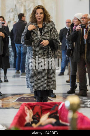 Foto LaPresse - Andrea Panegrossi 27/11/2018- Roma, Italia. CRONACA La camera ardente di Bernardo Bertolucci al Campidoglio. Stefania Sandrelli Foto LaPresse - Andrea Panegrossi 27/10/2018- Roma, Italia la camera ardente di Bernardo Bertolucci in Campidoglio Foto Stock