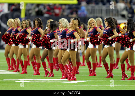 Houston, Texas, Stati Uniti d'America. 26 Nov, 2018. Houston Texans cheerleader eseguire sul campo prima di NFL stagione regolare il gioco tra la Houston Texans e Tennessee Titans a NRG Stadium di Houston, TX il 25 ottobre 2018. Credito: Erik Williams/ZUMA filo/Alamy Live News Foto Stock