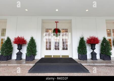 Corone di fiori e alberi all'ala est ingresso, parte del 2018 Casa Bianca decorazioni di Natale svelato alla Casa Bianca Novembre 26, 2018 a Washington, DC. Il decor è stato progettato da First Lady Melania Trump e a tema americano "tesori". Foto Stock