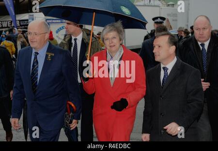 Llanelwedd, Builth bene, Wales, Regno Unito, 27 Novembre 2018 Primo Ministro britannico Theresa Maggio è mostrato intorno al Royal Welsh Winter Fair da dignatories a Llanelwedd, Builth Wells, Powys, Galles. UK Credit: Andrew Compton/Alamy Live News Foto Stock