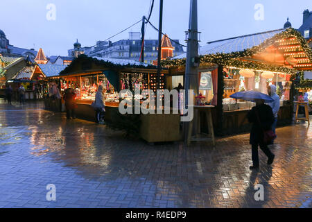 Birmingham, Regno Unito. 27 Novembre, 2018. Un tardo pomeriggio piovoso rende normalmente occupato Birmingham tedesco mercatino di Natale un washout. Peter Lopeman/Alamy Live News Foto Stock